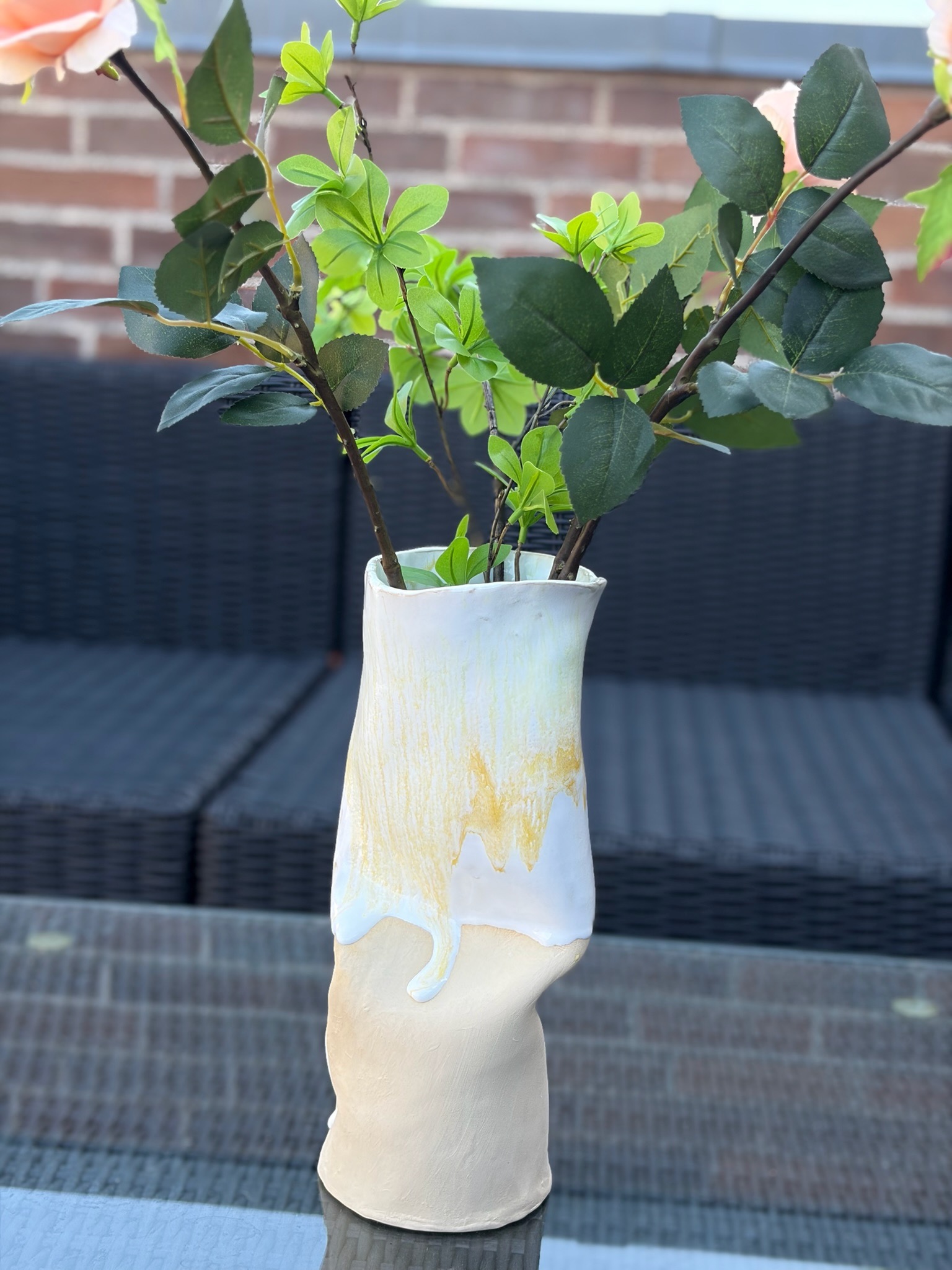Håndlavet høj wonky gul vase inspireret af sollys, solstrejf og lysets spil i trækronerne fra ByLine Ceramics i Valby