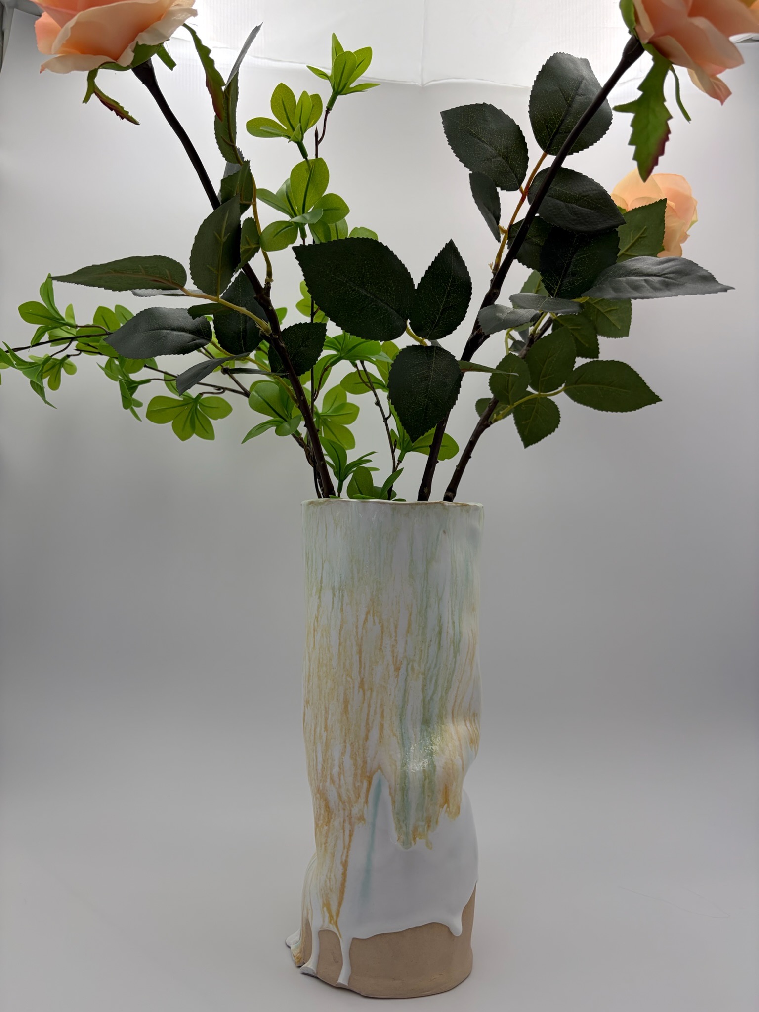 Håndlavet høj wonky gul vase inspireret af sollys, solstrejf og lysets spil i trækronerne fra ByLine Ceramics i Valby