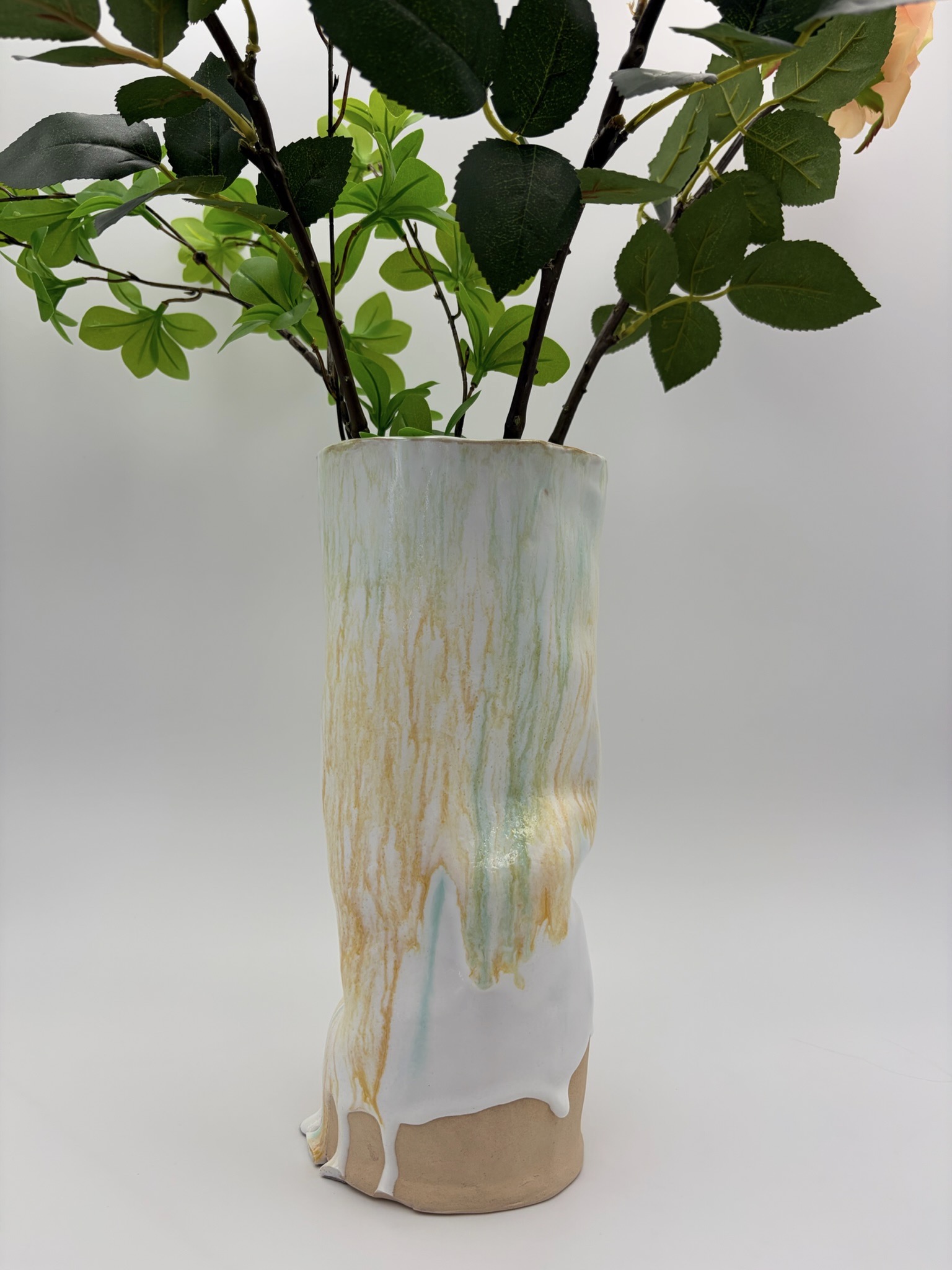 Håndlavet høj wonky gul vase inspireret af sollys, solstrejf og lysets spil i trækronerne fra ByLine Ceramics i Valby