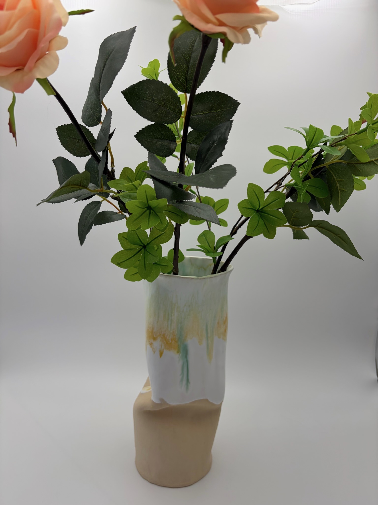 Håndlavet høj wonky gul vase inspireret af sollys, solstrejf og lysets spil i trækronerne fra ByLine Ceramics i Valby