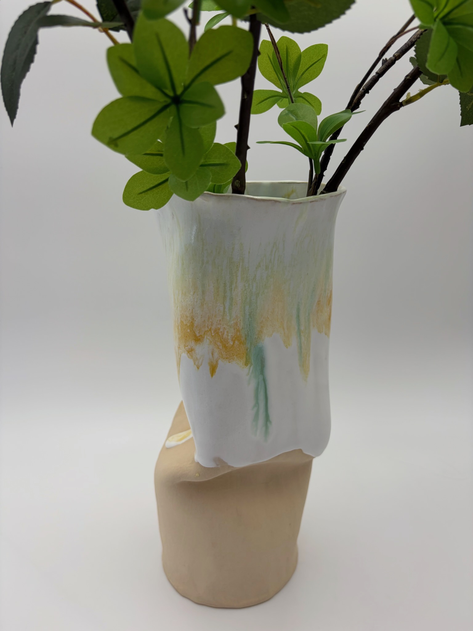 Håndlavet høj wonky gul vase inspireret af sollys, solstrejf og lysets spil i trækronerne fra ByLine Ceramics i Valby