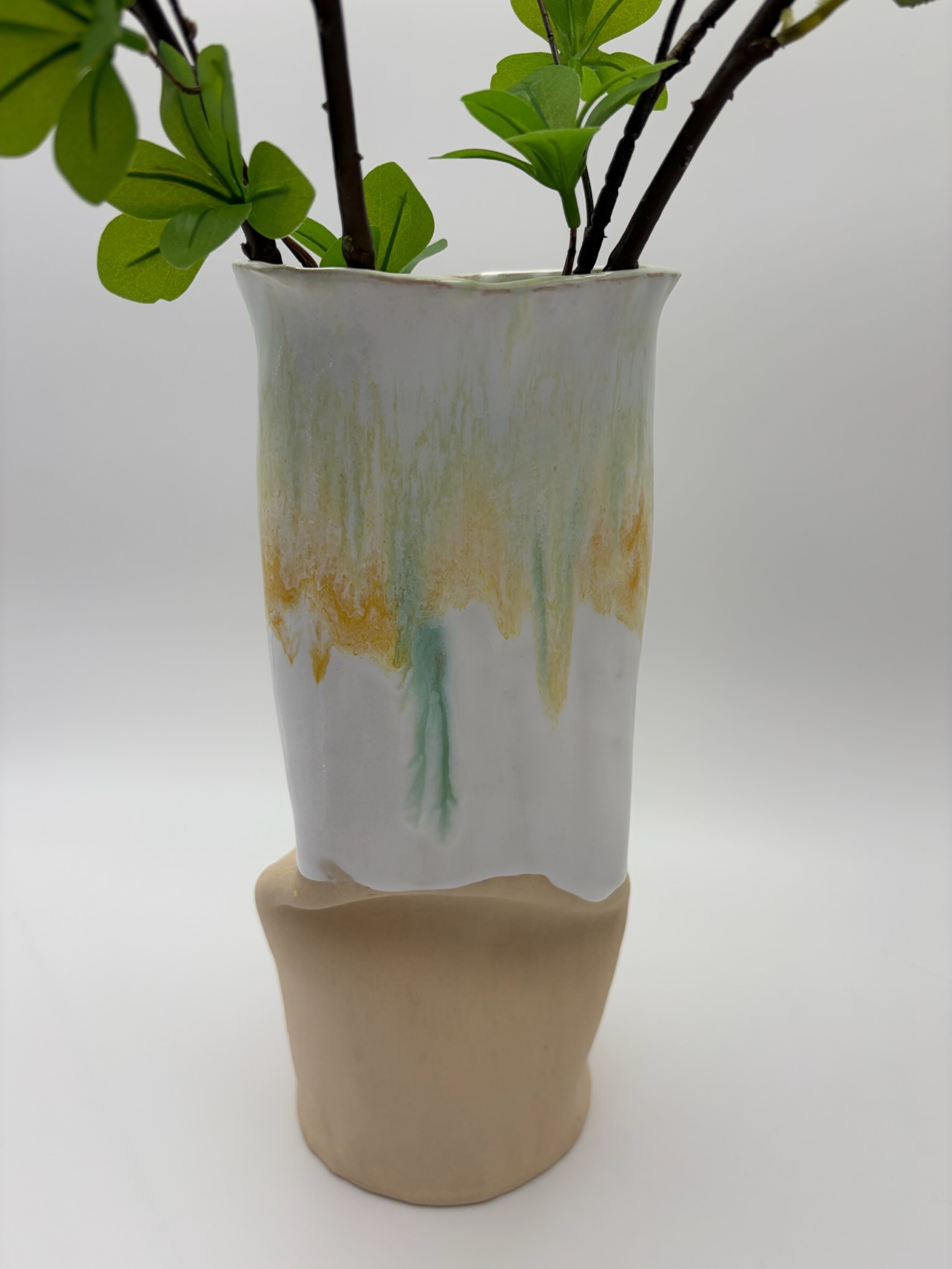 Håndlavet høj wonky gul vase inspireret af sollys, solstrejf og lysets spil i trækronerne fra ByLine Ceramics i Valby