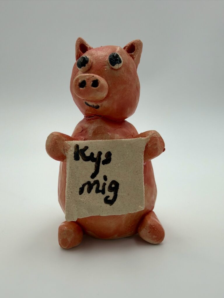 Håndlavet keramikgris med personlig tekst | ByLine Ceramics