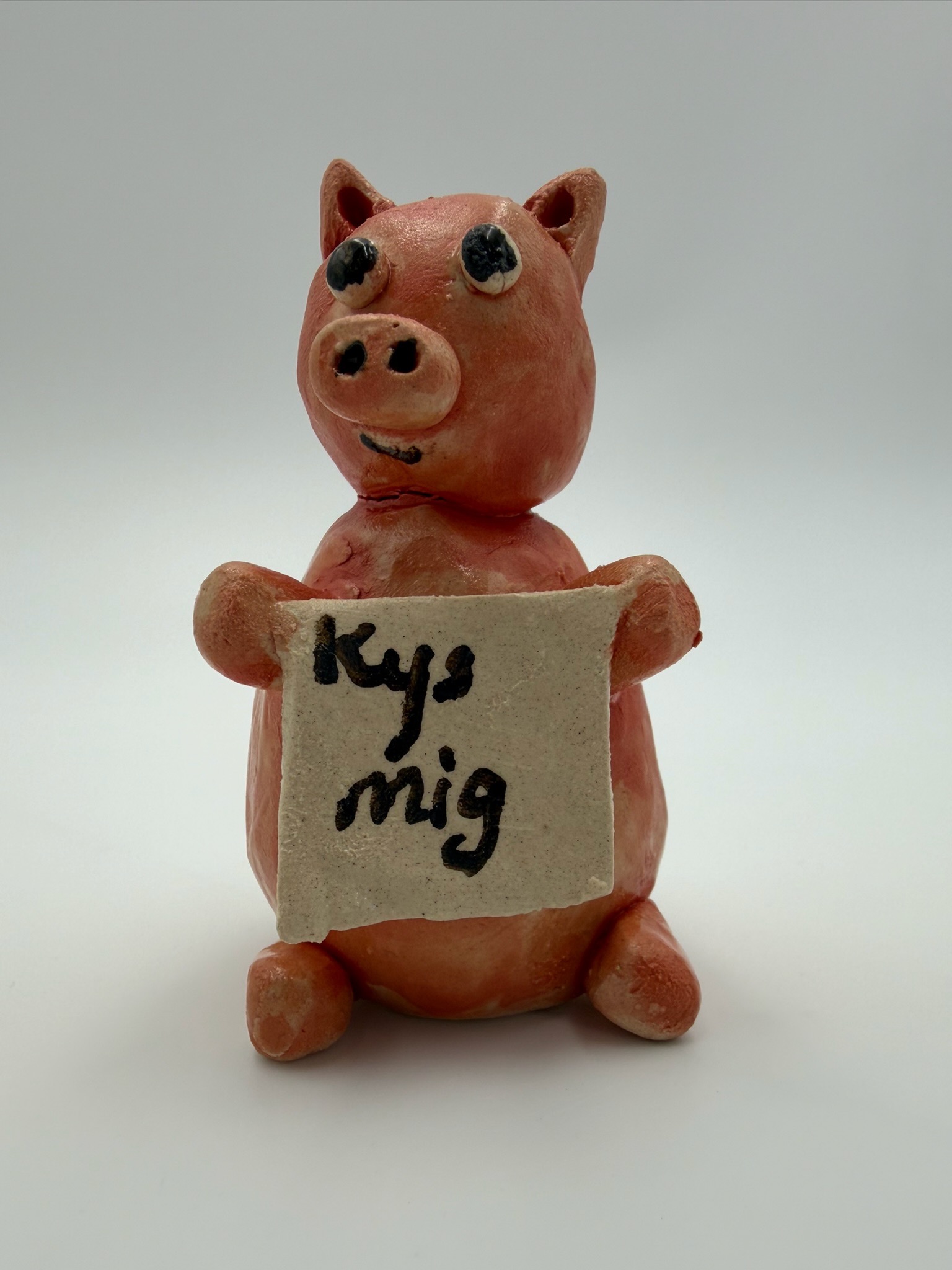 Håndlavet keramikgris med personlig tekst | ByLine Ceramics
