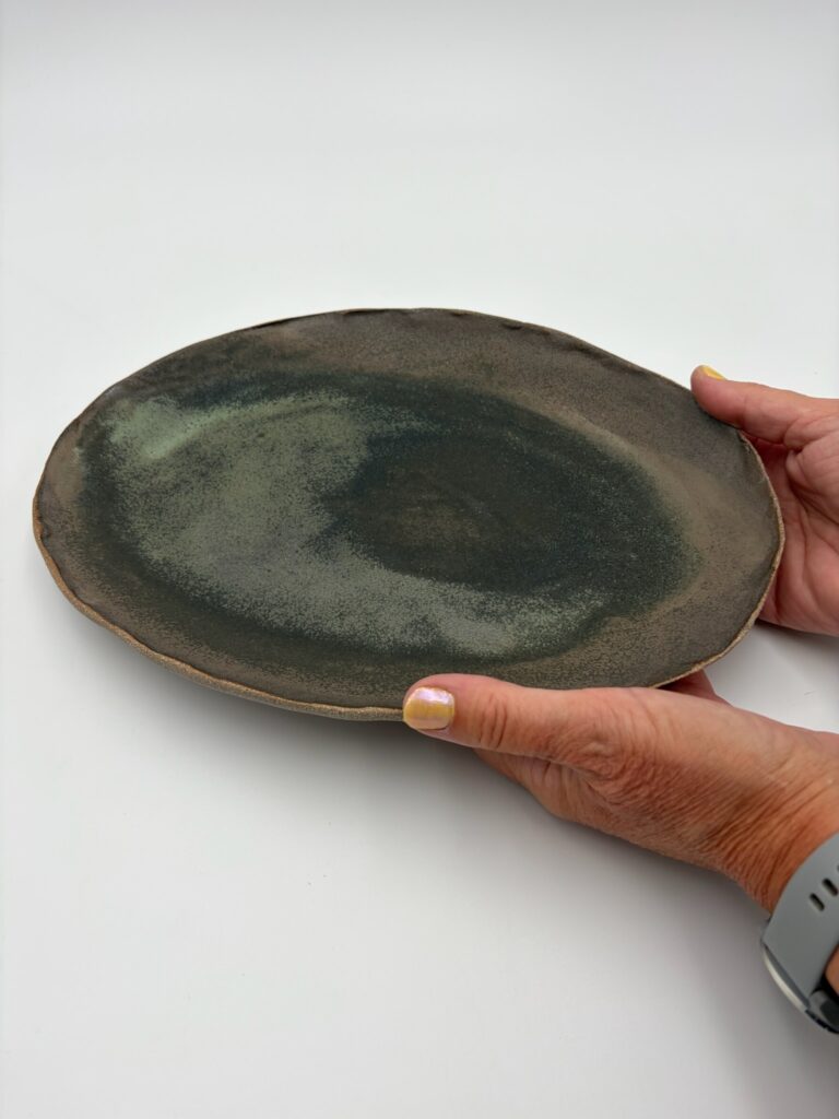 Håndlavet ovalt serverings fad med skiferglasur | Skumring | ByLine Ceramics
