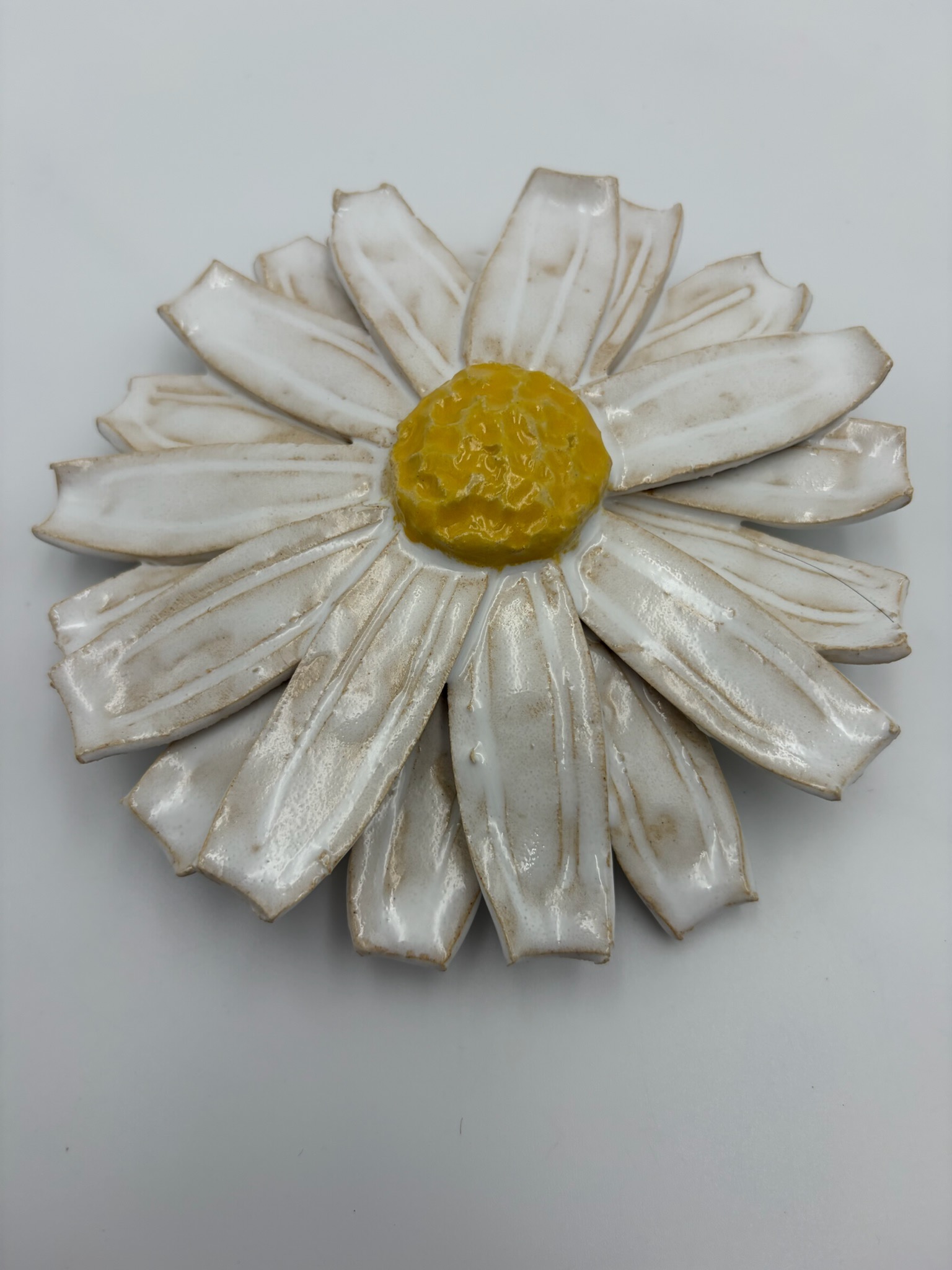 Håndlavet marguerite fra serien sommerblomster til vægophæng fra ByLine Ceramics i Valby