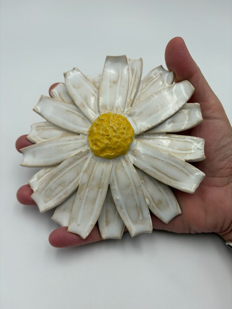 Håndlavet marguerite fra serien sommerblomster til vægophæng fra ByLine Ceramics i Valby