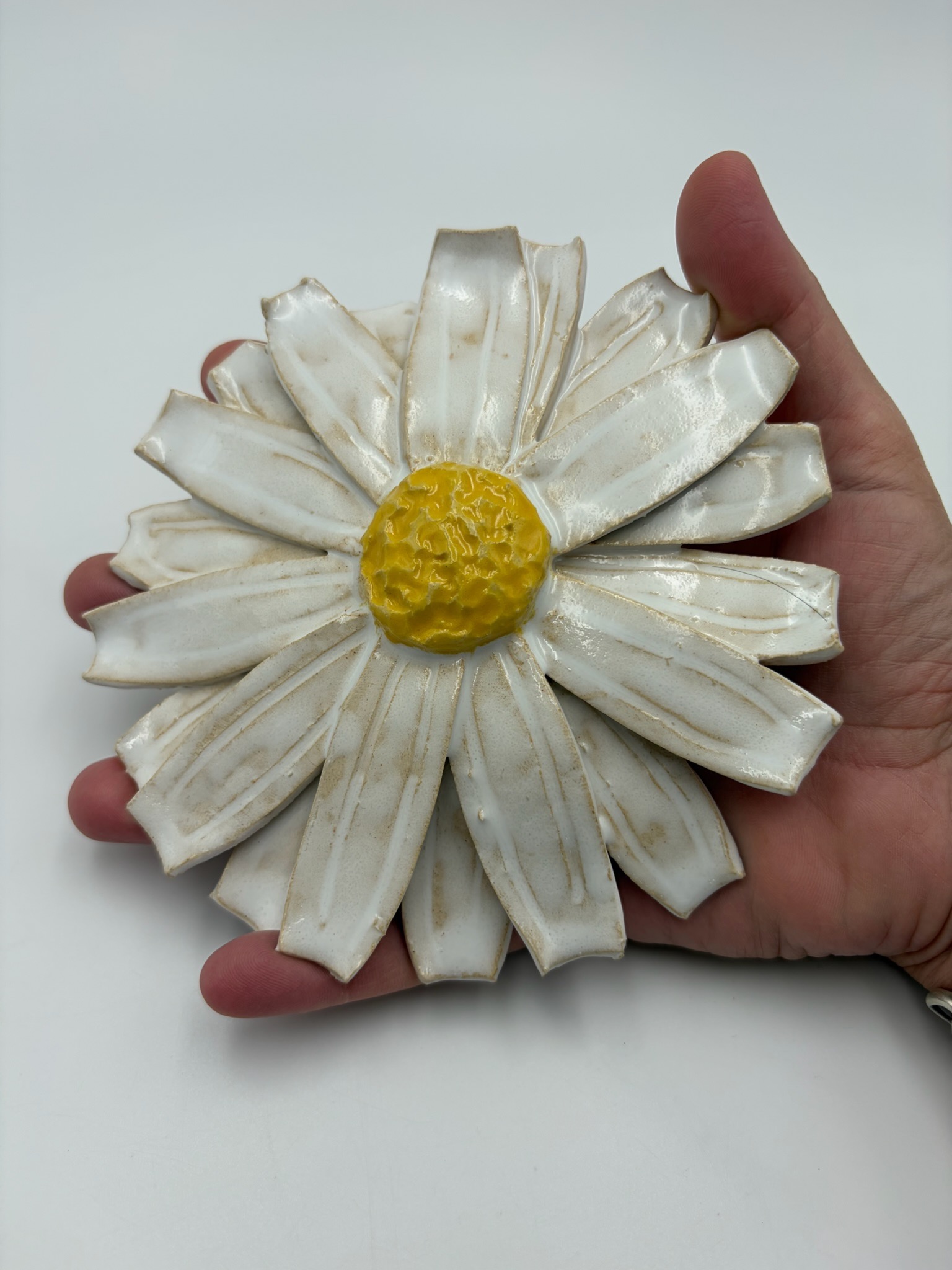 Håndlavet marguerite fra serien sommerblomster til vægophæng fra ByLine Ceramics i Valby