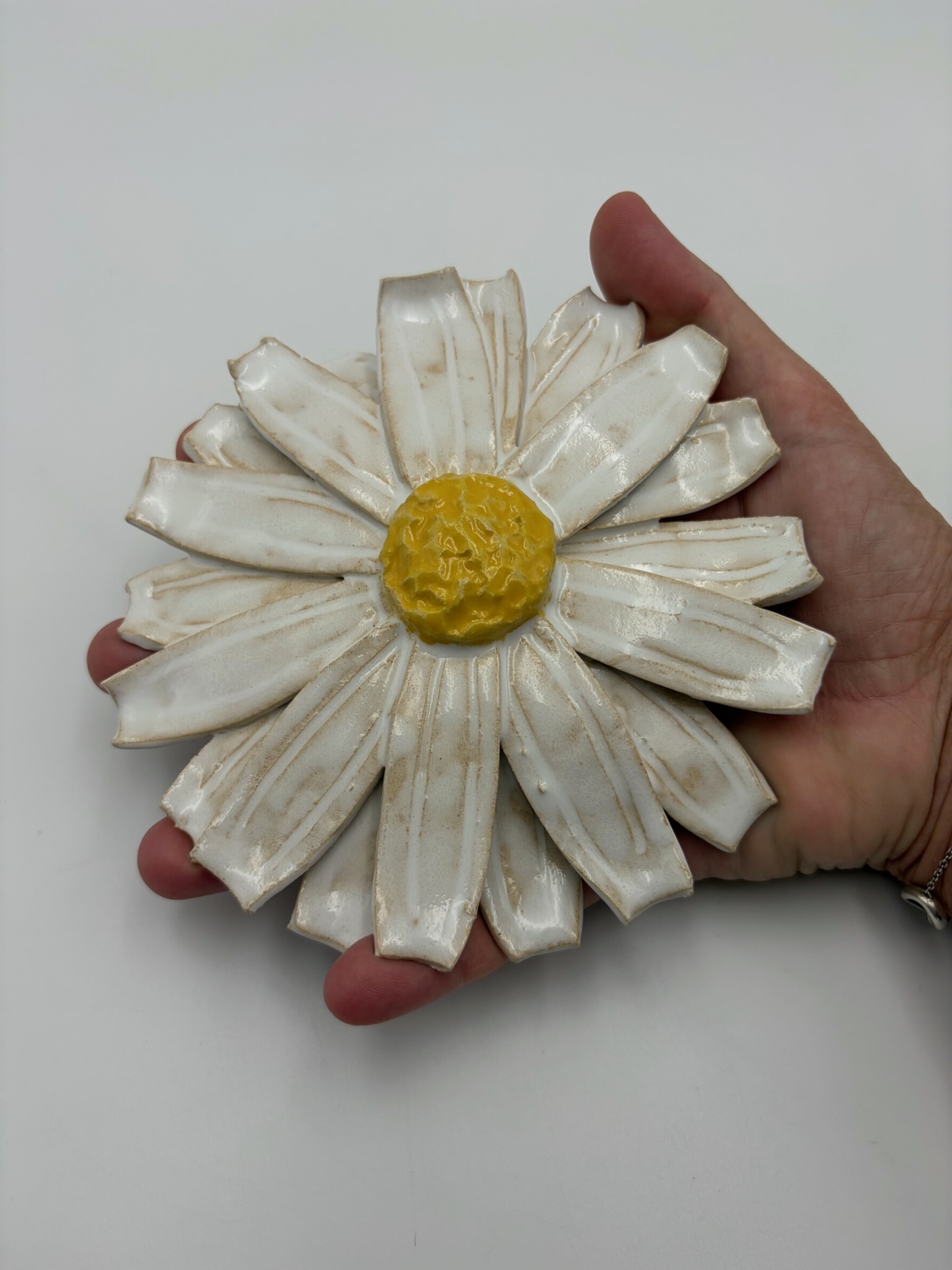 Håndlavet marguerite fra serien sommerblomster til vægophæng fra ByLine Ceramics i Valby
