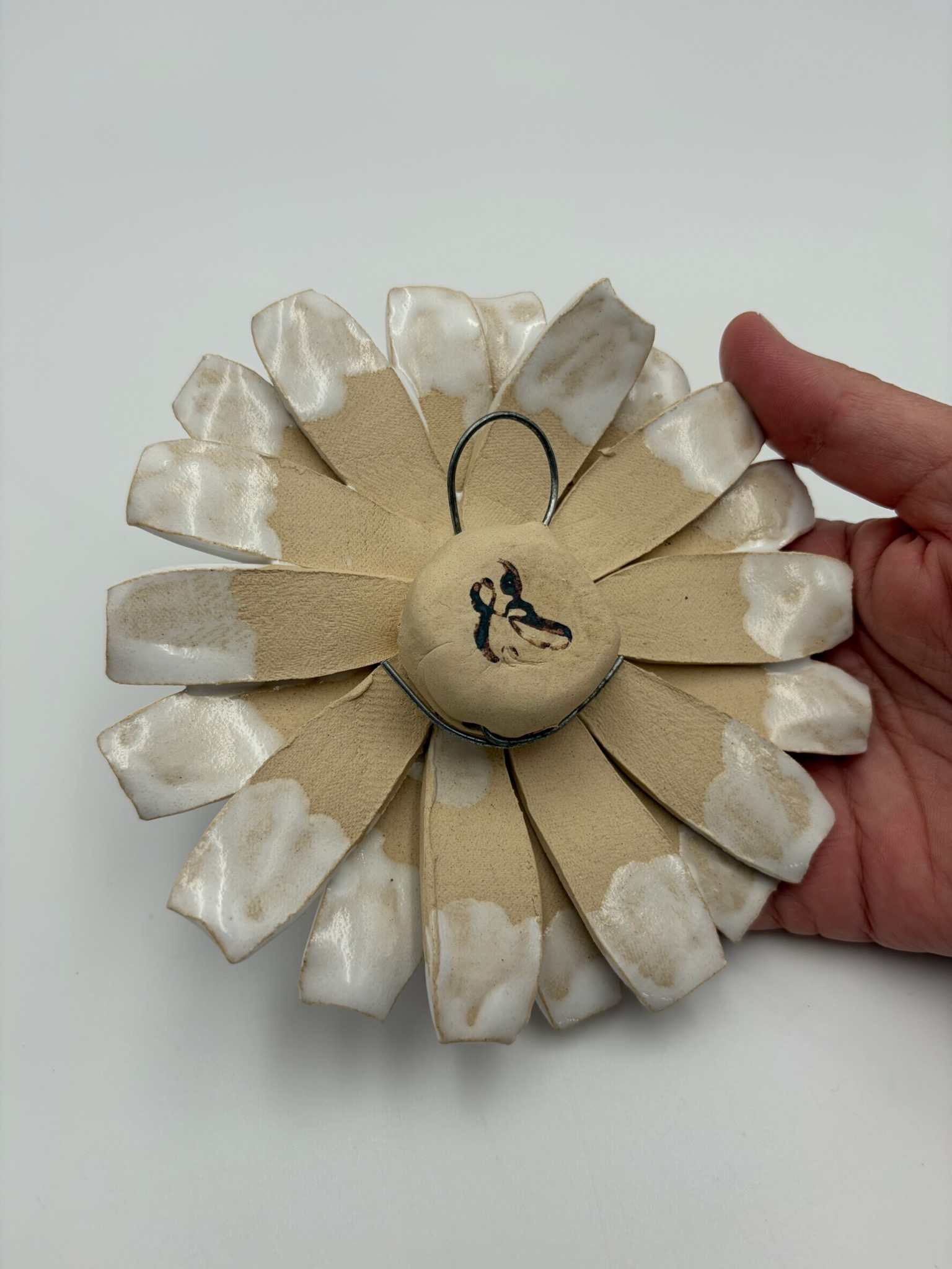 Håndlavet marguerite fra serien sommerblomster til vægophæng fra ByLine Ceramics i Valby