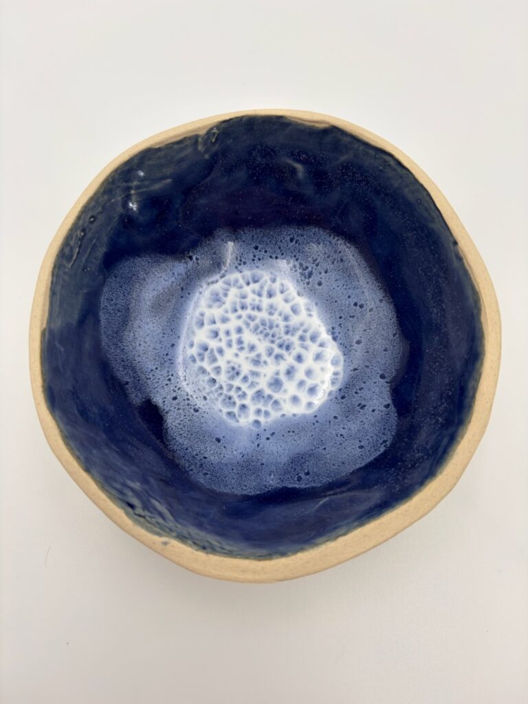 Håndlavet skål inspireret af havet og havskum fra ByLine Ceramics i Valby