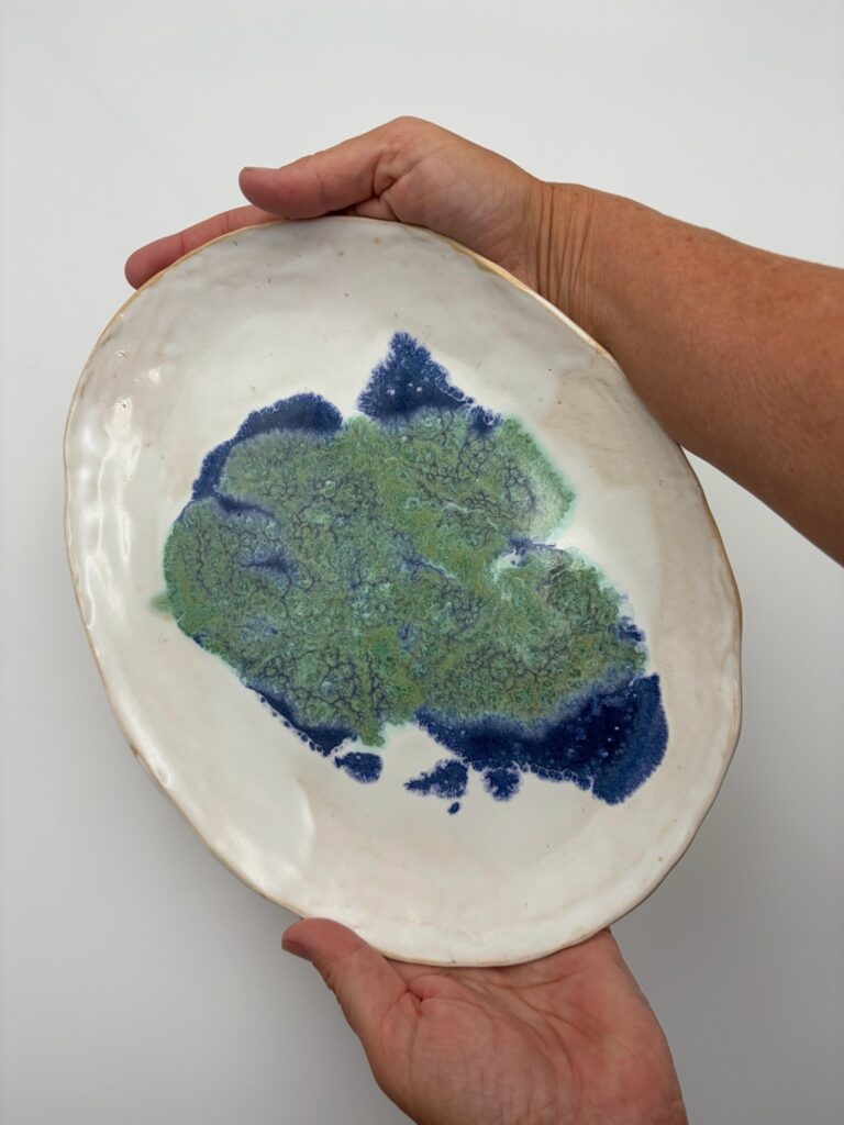 Håndlavet fad inspireret af havet og havskum fra ByLine Ceramics i Valby